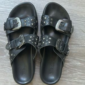 Platform sandal. Leather upper